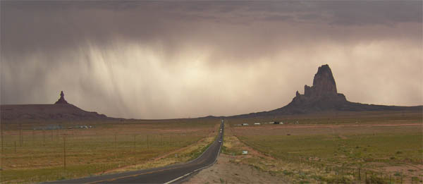 Monument Valley au loin, sous l'orage