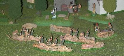 Quelques troupes protégées derrière des petits murets de pierre